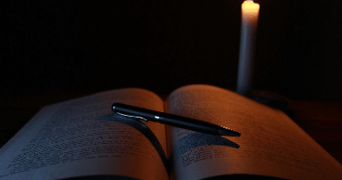 Füllfeder auf Papier