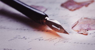 Buch bei Kerzenlicht